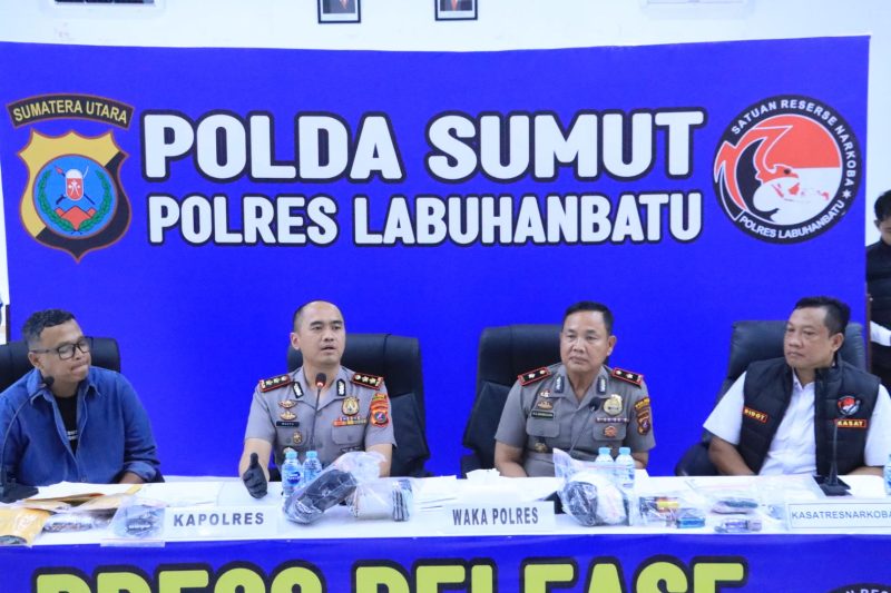 Keterangan foto : Kapolres Labuhanbatu AKBP Wahyu Endrajaya, S.I.K., M.Si., saat memimpin konferensi didampingi Wakapolres KOMPOL P.S. Simbolon, S.H., Kasat Reskrim AKP Jihad Fajar Balman, S.Tr.K., S.I.K., serta Kasat Narkoba AKP Hardiyanto, S.H. 
