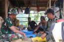 Keterangan foto : Personil Kodim 0104/Aceh Timur, sedang rehat dengan masyarakat, setelah melaksanakan Program TNI Manunggal Membangun Desa (TMMD) Reguler ke-128. 