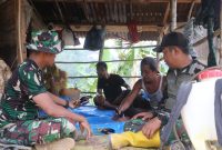 Keterangan foto : Personil Kodim 0104/Aceh Timur, sedang rehat dengan masyarakat, setelah melaksanakan Program TNI Manunggal Membangun Desa (TMMD) Reguler ke-128. 