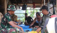 Keterangan foto : Personil Kodim 0104/Aceh Timur, sedang rehat dengan masyarakat, setelah melaksanakan Program TNI Manunggal Membangun Desa (TMMD) Reguler ke-128. 