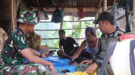 Keterangan foto : Personil Kodim 0104/Aceh Timur, sedang rehat dengan masyarakat, setelah melaksanakan Program TNI Manunggal Membangun Desa (TMMD) Reguler ke-128. 