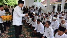 Keterangan foto : Pemko Langasa menggelar Peusijuk dipimpin langsung oleh Walikota Langsa, Jeffry Sentana S Putra, S.E., bersama Majelis Permusyawaratan Ulama (MPU) dan Majelis Adat Aceh (MAA). 