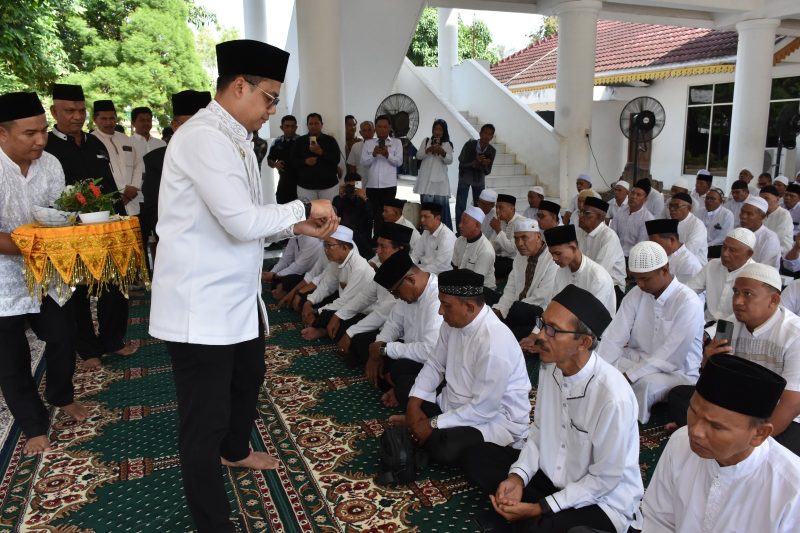 Keterangan foto : Pemko Langasa menggelar Peusijuk dipimpin langsung oleh Walikota Langsa, Jeffry Sentana S Putra, S.E., bersama Majelis Permusyawaratan Ulama (MPU) dan Majelis Adat Aceh (MAA). 