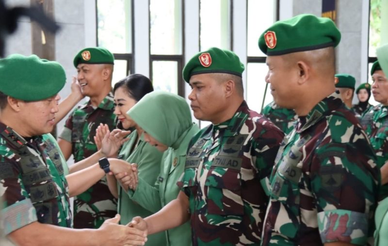 Ket. Foto : Pangdam XIX/Tuanku Tambusai Mayjen TNI Dr Agus Hadi Waluyo SAP MM CHRMP,  saat acara kegiatan Laporan Korps Kenaikan Pangkat Perwira Menengah (Pamen) periode 1 April 2026 yang berlangsung di Gedung Kaharuddin Nasution, Makodam XIX/Tuanku Tambusai, Rabu (01/04/2026). 