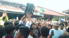 Ket. Foto : Aksi Ibu- ibu tuntut penangkapan pelaku Narkoba, dipusatkan di Simpang Empat Jalan Damai (istimewa/int) 

