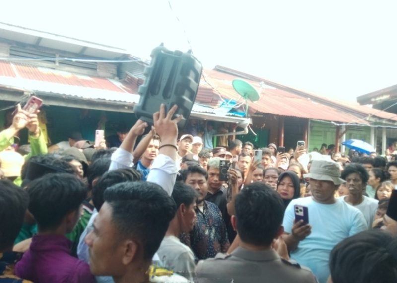 Ket. Foto : Aksi Ibu- ibu tuntut penangkapan pelaku Narkoba, dipusatkan di Simpang Empat Jalan Damai (istimewa/int) 
