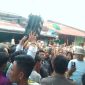 Ket. Foto : Aksi Ibu- ibu tuntut penangkapan pelaku Narkoba, dipusatkan di Simpang Empat Jalan Damai (istimewa/int) 
