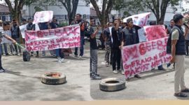 Ket. Foto : Gerakan Bersama Anti Korupsi (GEBRAK) berorasi di depan kantor Kejaksaan Negeri Langsa Rabu (8 April 2026)