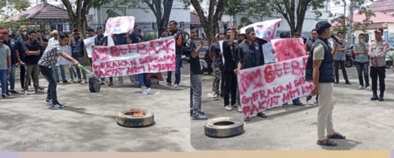 Ket. Foto : Gerakan Bersama Anti Korupsi (GEBRAK) berorasi di depan kantor Kejaksaan Negeri Langsa Rabu (8 April 2026)