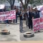 Ket. Foto : Gerakan Bersama Anti Korupsi (GEBRAK) berorasi di depan kantor Kejaksaan Negeri Langsa Rabu (8 April 2026)