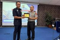 Ket. Foto : Kapolda Riau Irjen Dr Herry Heryawan SIK MH MHum memberikan cinderamata kepada Ketua Polis Melaka DCP Dato Dzulkahairi Mukhtar. (Hms)
