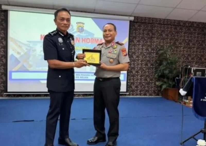 Ket. Foto : Kapolda Riau Irjen Dr Herry Heryawan SIK MH MHum memberikan cinderamata kepada Ketua Polis Melaka DCP Dato Dzulkahairi Mukhtar. (Hms)
