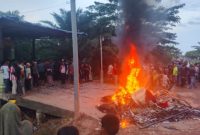 Ket. Foto : Rumah terduga Nakoba di bakar massa