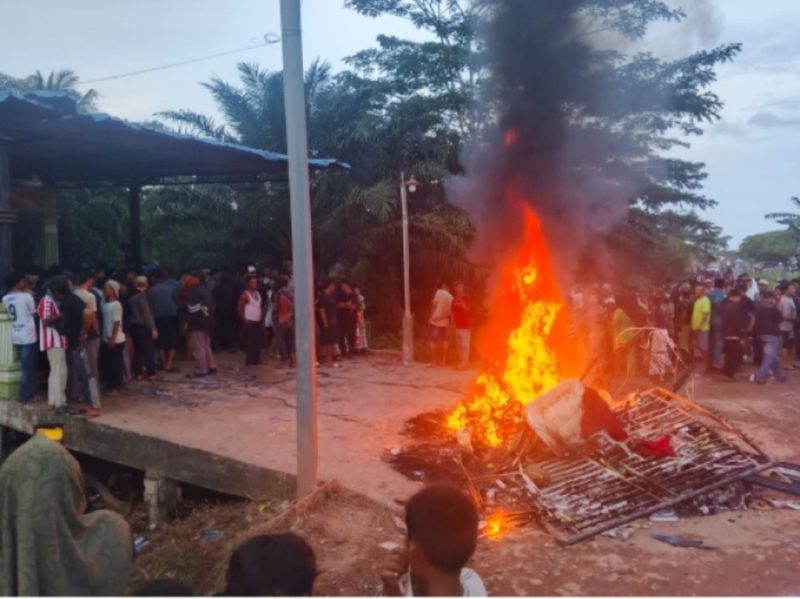 Ket. Foto : Rumah terduga Nakoba di bakar massa