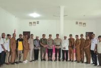 Ket. Foto : Kapolres bersama pejabat dari Polda Riau, personel Polres Rohil, unsur pemerintah daerah, tokoh masyarakat, tokoh agama, dan perangkat desa usai Pelantikan Kapolsek di Kantor Camat Pasir Limau Kapas, Kabupaten Rokan Hilir. (hms) 