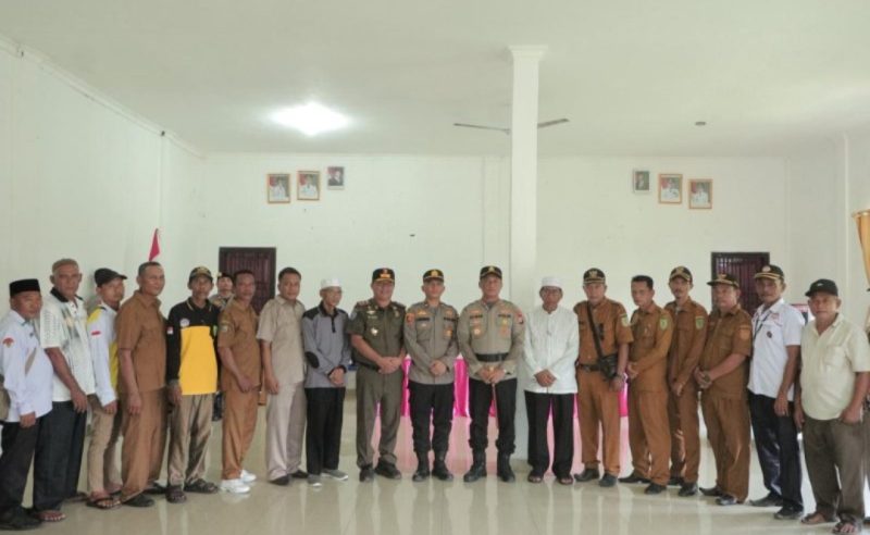 Ket. Foto : Kapolres bersama pejabat dari Polda Riau, personel Polres Rohil, unsur pemerintah daerah, tokoh masyarakat, tokoh agama, dan perangkat desa usai Pelantikan Kapolsek di Kantor Camat Pasir Limau Kapas, Kabupaten Rokan Hilir. (hms) 