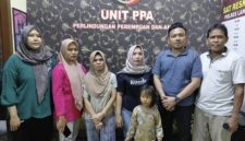 Ket. Foto : Wali Kota Langsa, Jeffry Sentana S. Putra, S.E., saat di Polres Langsa, bersama keluarga Puspa Rini

