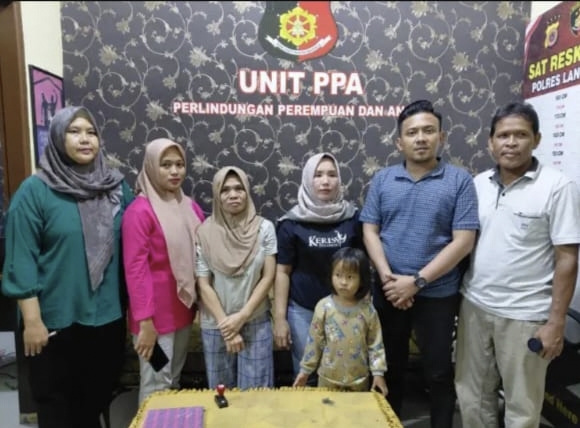 Ket. Foto : Wali Kota Langsa, Jeffry Sentana S. Putra, S.E., saat di Polres Langsa, bersama keluarga Puspa Rini

