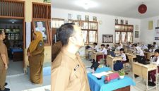 Ket. Foto : Kepala Dinas Pendidikan dan Kebudayaan (Disdikbud) Kota Langsa, Bobby Edwin, ST, saat memantau SD, yang sedang ujian TKA