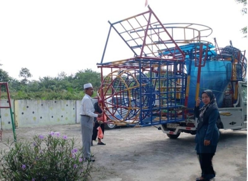 Ket. Foto : Bantuan alat permainan edukatif (APE), dari Anggota DPRD Kampar, Ropii Siregar. 
