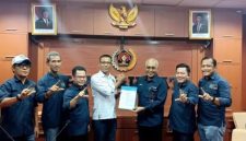 Keterangan foto : Ketua Umum PWI Pusat Akhmad Munir menyerahkan SK Tuan Rumah HPN dan Powanas, kepada Ketua PWI Lampung Wirahadikusumah.(int)
