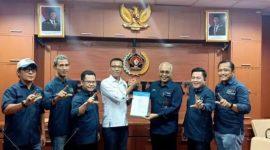 Keterangan foto : Ketua Umum PWI Pusat Akhmad Munir menyerahkan SK Tuan Rumah HPN dan Powanas, kepada Ketua PWI Lampung Wirahadikusumah.(int)
