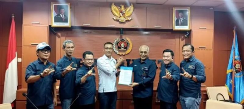 Keterangan foto : Ketua Umum PWI Pusat Akhmad Munir menyerahkan SK Tuan Rumah HPN dan Powanas, kepada Ketua PWI Lampung Wirahadikusumah.(int)
