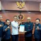 Keterangan foto : Ketua Umum PWI Pusat Akhmad Munir menyerahkan SK Tuan Rumah HPN dan Powanas, kepada Ketua PWI Lampung Wirahadikusumah.(int)
