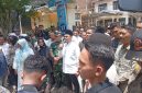 Keterangan foto :  Wali Kota Langsa, Jeffry Sentana, hadir ditengah- tengah masyarakat untuk mendengar aspirasi masyarakat yang berunjuk rasa, 