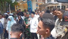 Keterangan foto :  Wali Kota Langsa, Jeffry Sentana, hadir ditengah- tengah masyarakat untuk mendengar aspirasi masyarakat yang berunjuk rasa, 
