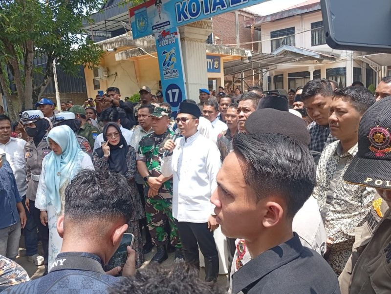 Keterangan foto :  Wali Kota Langsa, Jeffry Sentana, hadir ditengah- tengah masyarakat untuk mendengar aspirasi masyarakat yang berunjuk rasa, 
