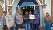 Keterangan foto : Kapolsek Bukitraya melalui Kanit Binmas Iptu Kamra Junaedy, saat pelaksanaan kegiatan Jumat Berkah dan May Day yang dilaksanakan di halaman Masjid Baiturrahman, Jalan Suada RT 03 RW 07, Kelurahan Maharatu, Kecamatan Marpoyan Damai, Kota Pekanbaru, Jumat (1/5/2026)