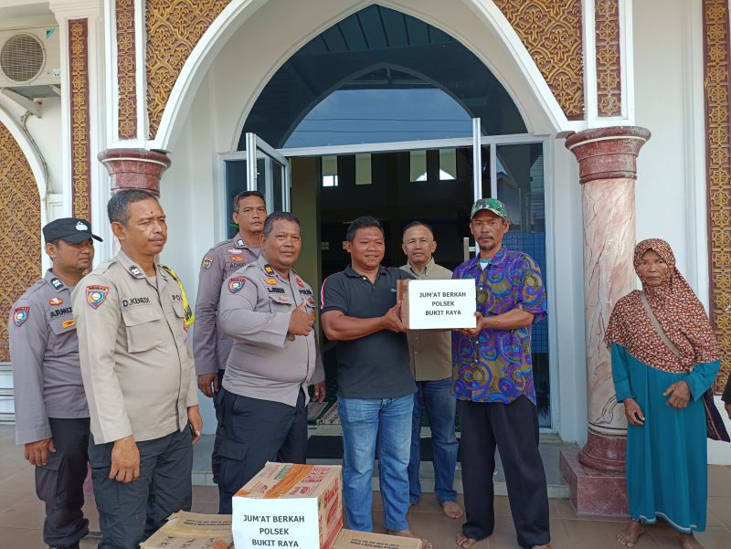 Keterangan foto : Kapolsek Bukitraya melalui Kanit Binmas Iptu Kamra Junaedy, saat pelaksanaan kegiatan Jumat Berkah dan May Day yang dilaksanakan di halaman Masjid Baiturrahman, Jalan Suada RT 03 RW 07, Kelurahan Maharatu, Kecamatan Marpoyan Damai, Kota Pekanbaru, Jumat (1/5/2026)