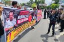 
Keterangan foto : Aktifis mahasiswa sedang melakukan orasi di Pintu Gerbang Lapas Kelas II, Pekanbatu. 
