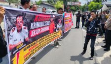 
Keterangan foto : Aktifis mahasiswa sedang melakukan orasi di Pintu Gerbang Lapas Kelas II, Pekanbatu. 