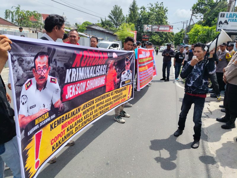 
Keterangan foto : Aktifis mahasiswa sedang melakukan orasi di Pintu Gerbang Lapas Kelas II, Pekanbatu. 