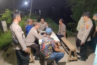 Keterangan foto : Kapolsek Medan Labuhan AKP D. Raja Putra Napitupulu, S.I.K., M.M., bersama Wakapolsek, Kanit Binmas, dan para Bhabinkamtibmas, saat pengecekan kesiapan Pos Keamanan Lingkungan (Pos Kamling)