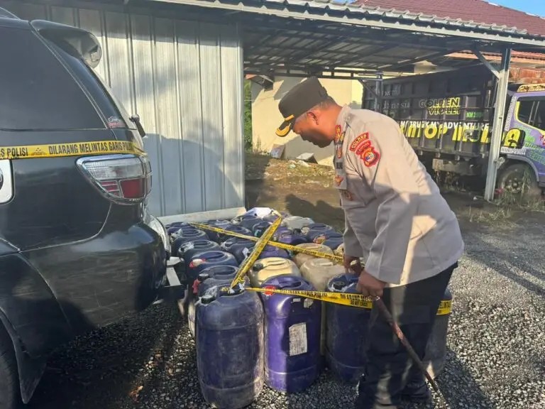 Keterangan foto ;  Reskrim Polsek Pakuan Ratu, mengungkap kasus penyalahgunaan Bahan Bakar Minyak (BBM) bersubsidi di Kampung Serupa Indah, Kecamatan Pakuan Ratu, Kabupaten Way Kanan. 