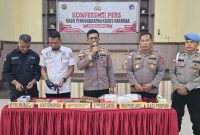Keterangan foto : Kapolres Langsa, AKBP Mughi Prasetyo Habrianto, didampingi Wakapolres Kompol Yasir, Kasat Resnarkoba Iptu Sirya Iqbal, Kasipropam Iptu Erizal, Kasi Humas Iptu Rusdianto, serta jajaran personel Satresnarkoba Polres Langsa.saat Konferensi pers 