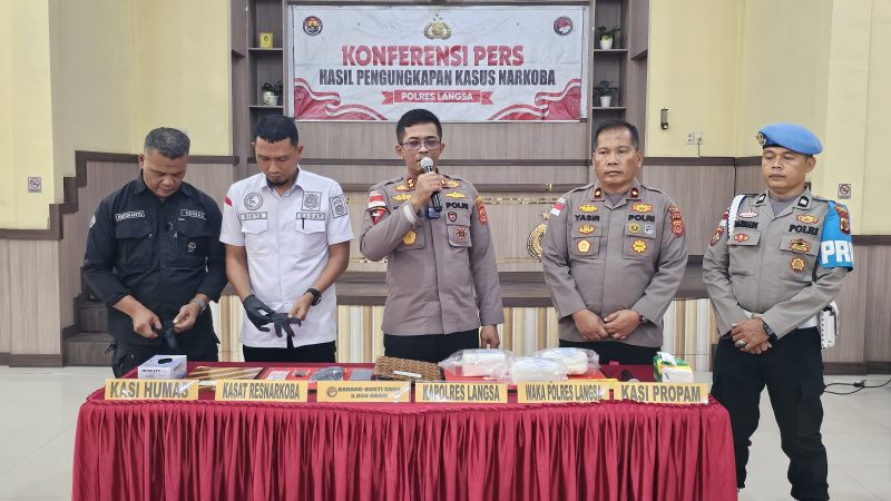 Keterangan foto : Kapolres Langsa, AKBP Mughi Prasetyo Habrianto, didampingi Wakapolres Kompol Yasir, Kasat Resnarkoba Iptu Sirya Iqbal, Kasipropam Iptu Erizal, Kasi Humas Iptu Rusdianto, serta jajaran personel Satresnarkoba Polres Langsa.saat Konferensi pers 