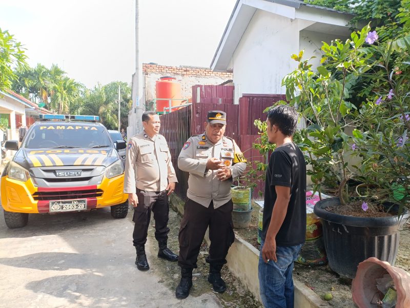 Keterangan foto : Kanit Binmas Polsek Bukit Raya, Iptu Kamra Junaedy, sebagai sebagai motor penggerak ketahanan pangan dengan menyambangi warga Perhentian Marpoyan. 
