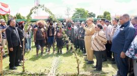 Keterangan foto : Wamendagri Ribka Haluk saat menghadiri prosesi perdamaian konflik antarsuku di Mapolres Jayawijaya, Papua Pegunungan. (Dok.ist) 