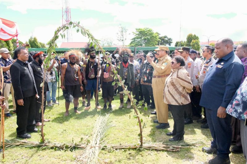 Keterangan foto : Wamendagri Ribka Haluk saat menghadiri prosesi perdamaian konflik antarsuku di Mapolres Jayawijaya, Papua Pegunungan. (Dok.ist) 