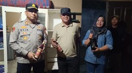 Keterangan foto : Kapolsek Medan Labuhan, AKP D. Raja Putra Napitupulu, S.I.K., M.M., saat menggelar razia terhadap tempat hiburan malam dan kafe.