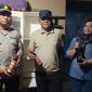 Keterangan foto : Kapolsek Medan Labuhan, AKP D. Raja Putra Napitupulu, S.I.K., M.M., saat menggelar razia terhadap tempat hiburan malam dan kafe.