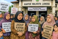 Keterangan foto : Benner foto Mak-mak, yang meminta kejelasan pembagian Jadup