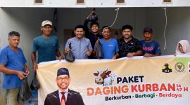 Keterangan foto : Ketua Barisan Muda MJ Kota Langsa, Muhammad Reza, S.H, Fasilitasi Pembagian Daging Hewan Qurban Anggota DPR-RI