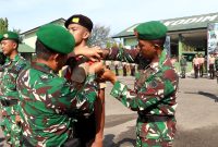 Keterangan foto : Personil Kodim 0104/Aceh Timur, Memasang Tanda Peserta kepada salah satu siswa peserta Perkemahan Sabtu Minggu (Persami) Korps Kadet Republik Indonesia (KKRI) Semester I Tahun Anggaran 2026.