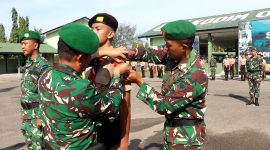 Keterangan foto : Personil Kodim 0104/Aceh Timur, Memasang Tanda Peserta kepada salah satu siswa peserta Perkemahan Sabtu Minggu (Persami) Korps Kadet Republik Indonesia (KKRI) Semester I Tahun Anggaran 2026.