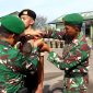 Keterangan foto : Personil Kodim 0104/Aceh Timur, Memasang Tanda Peserta kepada salah satu siswa peserta Perkemahan Sabtu Minggu (Persami) Korps Kadet Republik Indonesia (KKRI) Semester I Tahun Anggaran 2026.